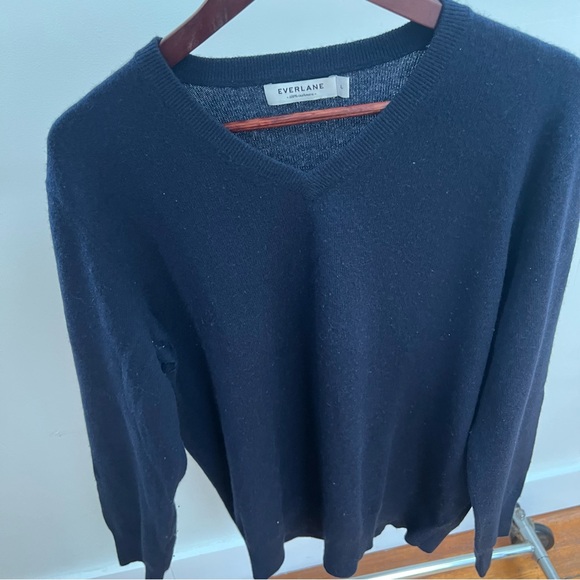 Everlane navy V-neck cashmere sweater with elbow patches (large)
